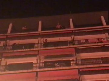 REEMPLAZO Los vecinos del paseo de Gràcia apagan desde sus ventanas la hogueras de los manifestantes 