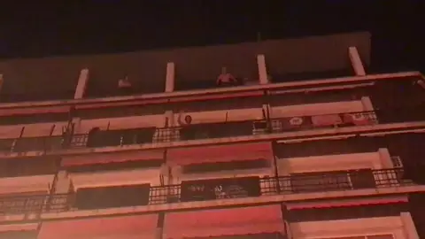 REEMPLAZO Los vecinos del paseo de Gràcia apagan desde sus ventanas la hogueras de los manifestantes REEMPLAZO Los vecinos del paseo de Gràcia apagan desde sus ventanas la hogueras de los manifestantes