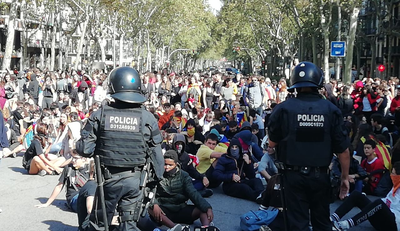 Un grupo de manifestantes independentistas protagonizan una sentada frente a la Policía Nacional en Barcelona Un grupo de manifestantes independentistas protagonizan una sentada frente a la Policía Nacional en Barcelona