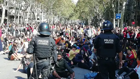 Un grupo de manifestantes independentistas protagonizan una sentada frente a la Policía Nacional en Barcelona Un grupo de manifestantes independentistas protagonizan una sentada frente a la Policía Nacional en Barcelona