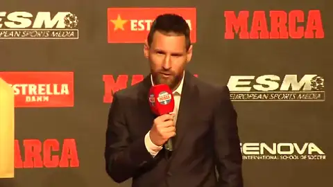 Leo Messi recibe su sexta Bota de Oro: "Sin mis compañeros nunca habría conseguido ni siquiera una" Leo Messi recibe su sexta Bota de Oro: "Sin mis compañeros nunca habría conseguido ni siquiera una"