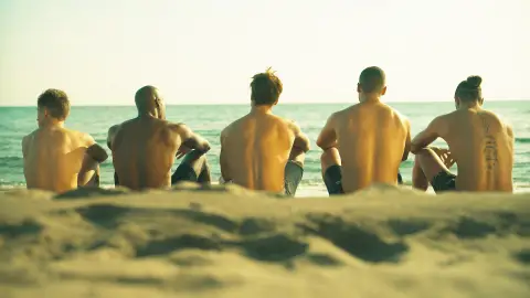 Los consejos de los 'Toy boy' a Hugo tras un duro entrenamiento en la playa Los consejos de los 'Toy boy' a Hugo tras un duro entrenamiento en la playa