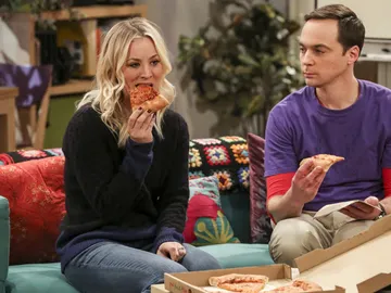 Penny (Kaley Cuoco) junto a Sheldon (Jim Parsons) en 'The Big Bang Theory' Penny (Kaley Cuoco) junto a Sheldon (Jim Parsons) en 'The Big Bang Theory'