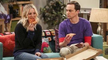 Penny (Kaley Cuoco) junto a Sheldon (Jim Parsons) en 'The Big Bang Theory'