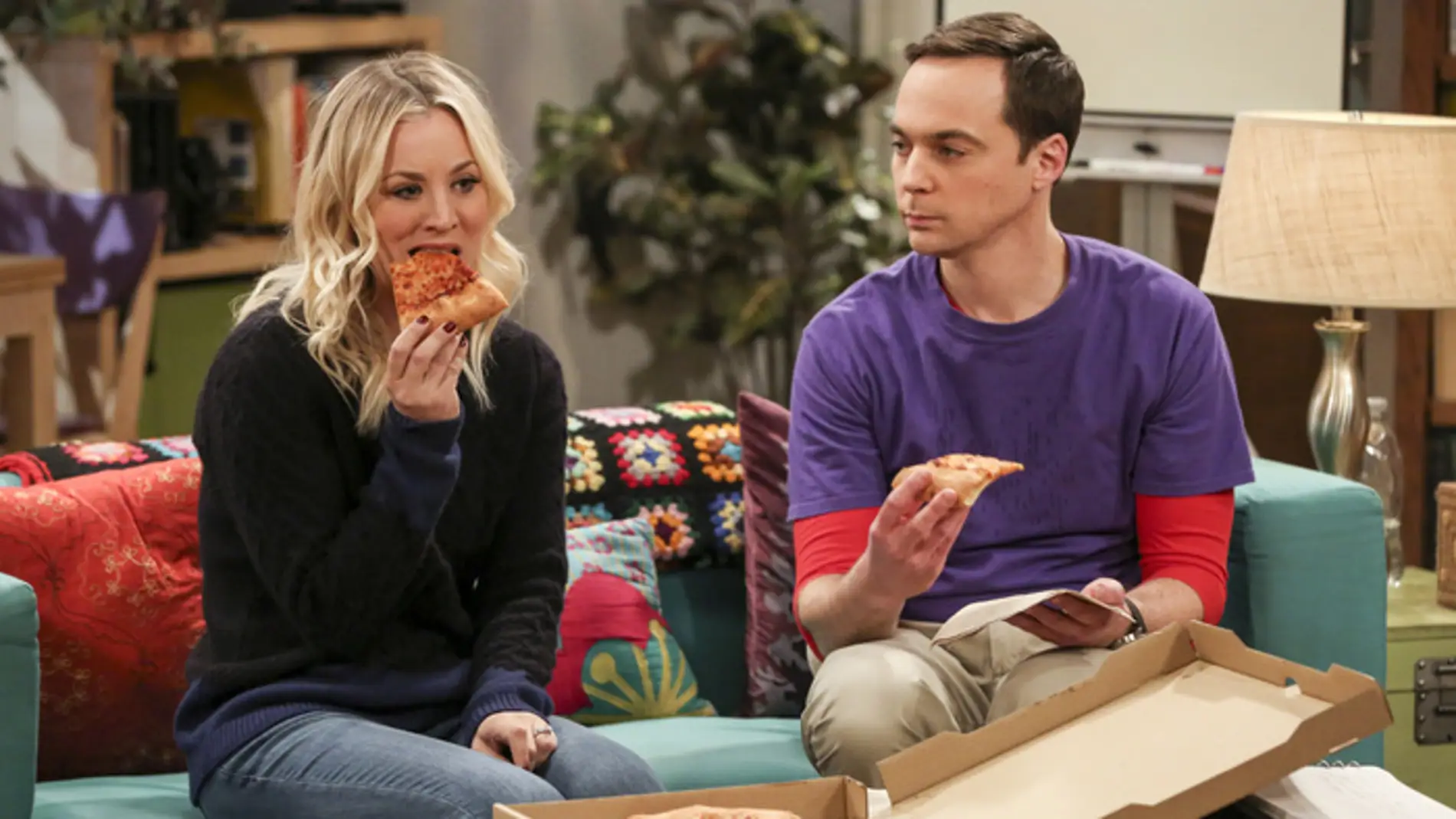 Penny (Kaley Cuoco) junto a Sheldon (Jim Parsons) en 'The Big Bang Theory'