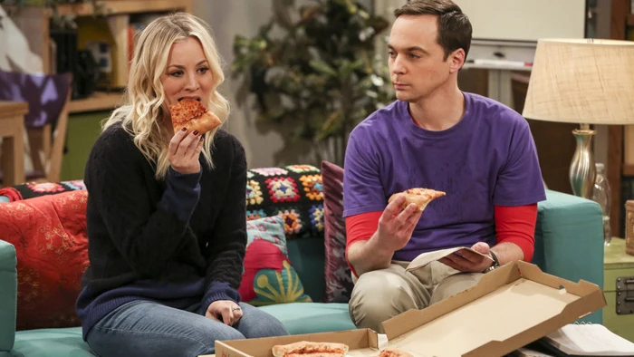 Penny (Kaley Cuoco) junto a Sheldon (Jim Parsons) en 'The Big Bang Theory'