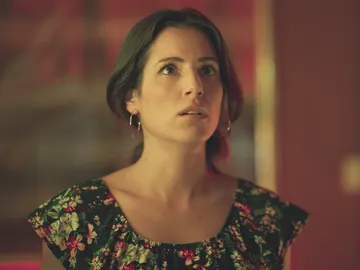 Claudia le entrega a Zapata las pruebas que podrían inculpar a Hugo en el asesinato de Philip Norman Claudia le entrega a Zapata las pruebas que podrían inculpar a Hugo en el asesinato de Philip Norman