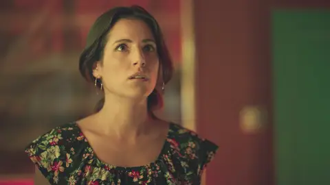 Claudia le entrega a Zapata las pruebas que podrían inculpar a Hugo en el asesinato de Philip Norman Claudia le entrega a Zapata las pruebas que podrían inculpar a Hugo en el asesinato de Philip Norman