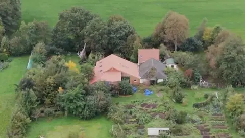La casa en la que permanecían escondidos La casa en la que permanecían escondidos