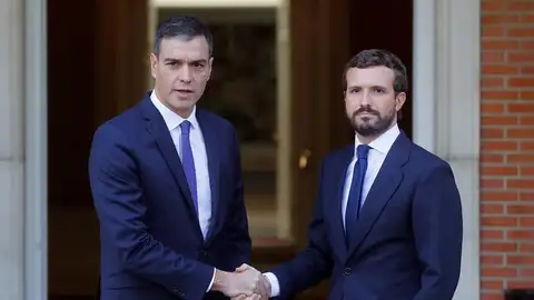 Persona física y un Señor de Murcia: El apretón de manos entre el PP y el PSOE Persona física y un Señor de Murcia: El apretón de manos entre el PP y el PSOE