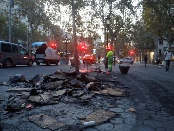 Operarios trabajan en la limpieza del centro de Barcelona 