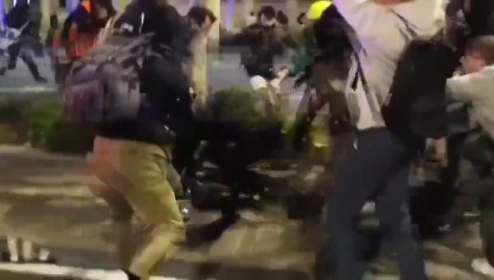 Violentos atacan a un mosso al grito de "Matadlo, matadlo" en el centro de Barcelona