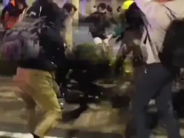 Violentos atacan a un mosso al grito de "Matadlo, matadlo" en el centro de Barcelona Violentos atacan a un mosso al grito de "Matadlo, matadlo" en el centro de Barcelona