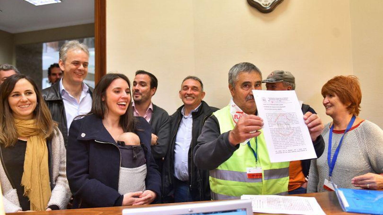 Irene Montero se une con su bebé a la manifestación de los pensionistas ante el Congreso 
