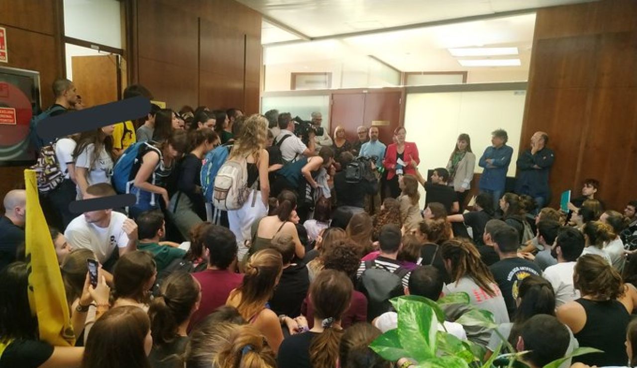 Los estudiantes a las puertas del rectorado Los estudiantes a las puertas del rectorado