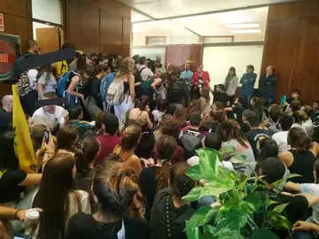 Los estudiantes a las puertas del rectorado Los estudiantes a las puertas del rectorado