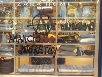 Un grupo de manifestantes escribe "Amancio muérete" en una tienda de Zara de Girona Un grupo de manifestantes escribe "Amancio muérete" en una tienda de Zara de Girona