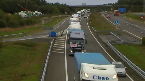 Imagen de archivo: transportistas. Un centenar de transportistas se dirigen hacia Madrid para protestar por el cierre de la central térmica de As Pontes