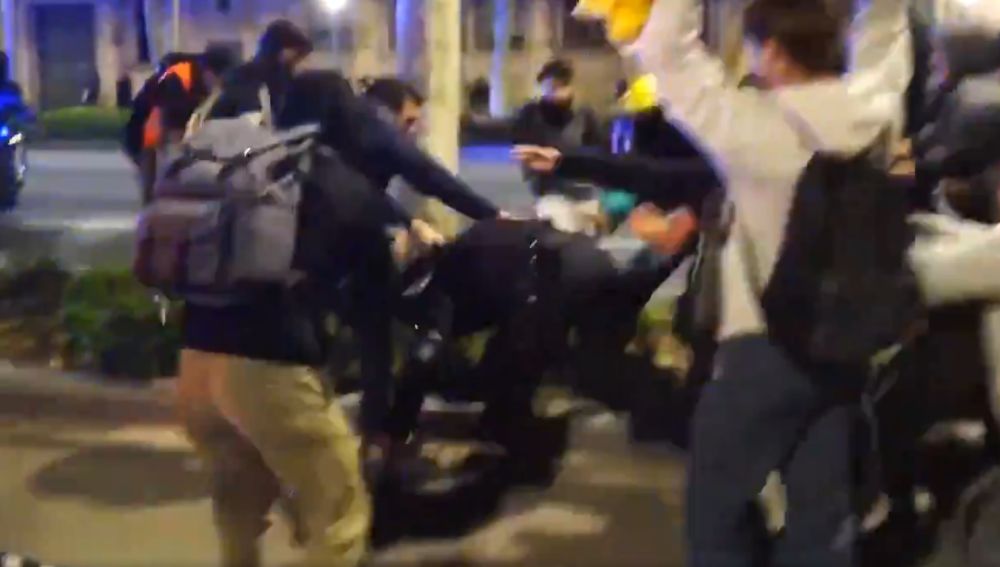 Manifestantes golpeado a un mosso