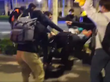 Manifestantes golpeado a un mosso Manifestantes golpeado a un mosso
