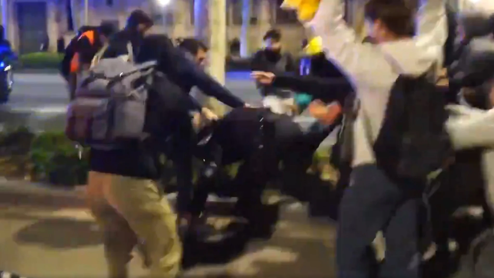 Manifestantes golpeado a un mosso Manifestantes golpeado a un mosso