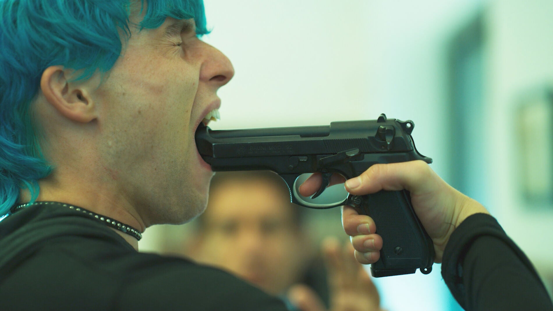  Andrea intenta quitarse la vida en el despacho de Zapata