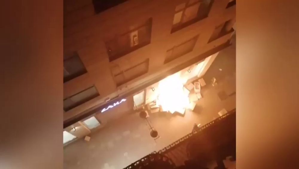 Los manifestantes incendian una tienda de Zara en Lleida
