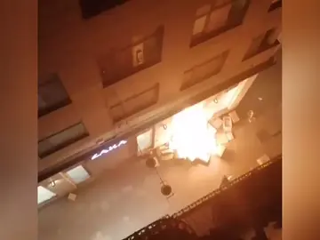 Los manifestantes incendian una tienda de Zara en Lleida Los manifestantes incendian una tienda de Zara en Lleida