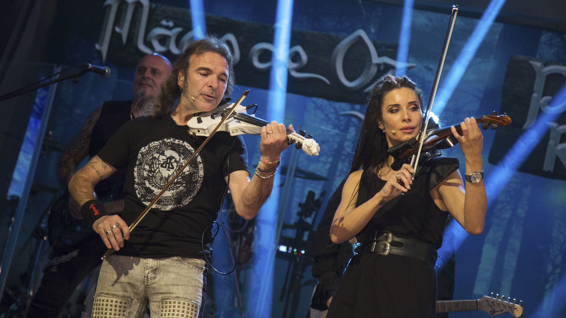 Pilar Rubio y M&auml;go de Oz interpretan 'Fiesta pagana' en directo en 'El Hormiguero 3.0'