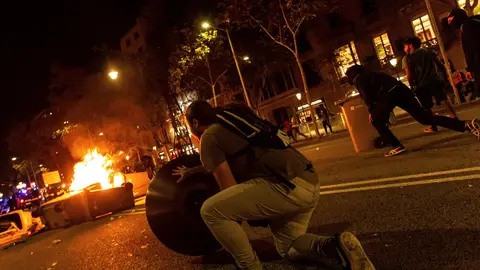 Los manifestantes se enfrentan a los Mossos de Escuadra Los manifestantes se enfrentan a los Mossos de Escuadra