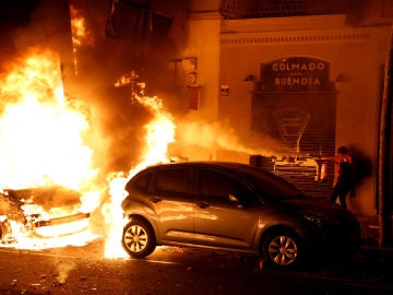 Coches ardiendo en Barcelona