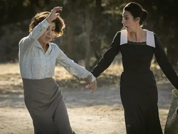 El doloroso traspiés de Manuela y Encarnación El doloroso traspiés de Manuela y Encarnación