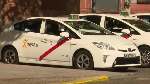 Imagen de archivo de taxis El 40% de los españoles apoya la regulación del 1/30 que defienden los taxistas