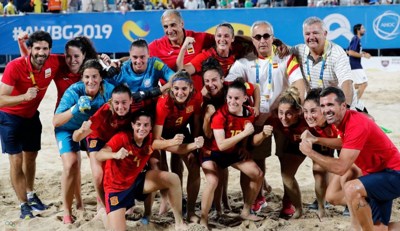 La selección española femenina de fútbol-playa, tras proclamarse campeona del mundo en Doha. La selección española femenina de fútbol-playa, tras proclamarse campeona del mundo en Doha.