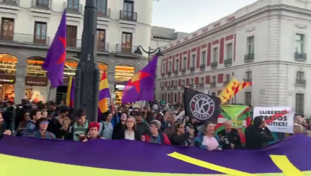 Cientos de personas se manifiestan en la Puerta del Sol en apoyo a los independentistas