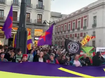 Cientos de personas se manifiestan en la Puerta del Sol en apoyo a los independentistas Cientos de personas se manifiestan en la Puerta del Sol en apoyo a los independentistas