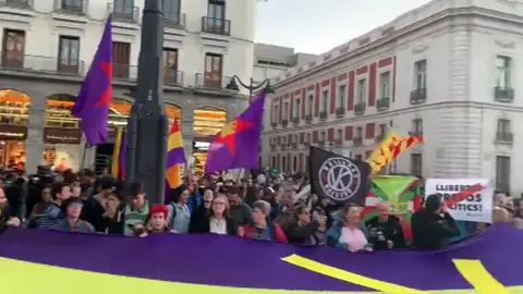 Cientos de personas se manifiestan en la Puerta del Sol en apoyo a los independentistas Cientos de personas se manifiestan en la Puerta del Sol en apoyo a los independentistas