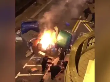 Los manifestantes radicales atacan a un vecino que intentaba apagar unos contenedores Los manifestantes radicales atacan a un vecino que intentaba apagar unos contenedores