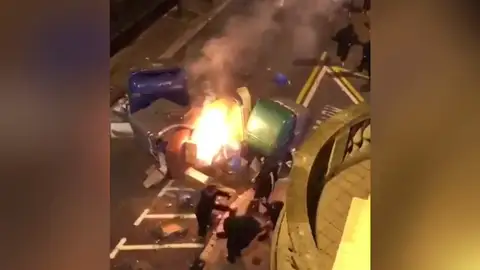 Los manifestantes radicales atacan a un vecino que intentaba apagar unos contenedores Los manifestantes radicales atacan a un vecino que intentaba apagar unos contenedores