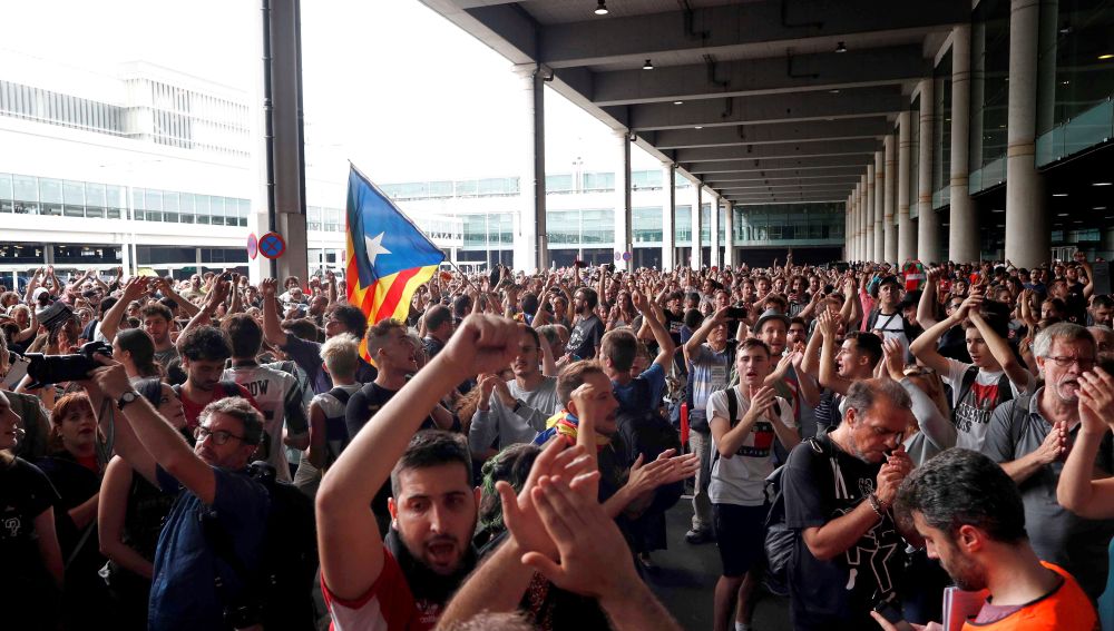 Miles de personas se concentraron este lunes en el aeropuerto de El Prat 