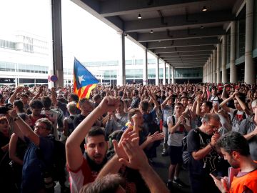 Miles de personas se concentraron este lunes en el aeropuerto de El Prat 