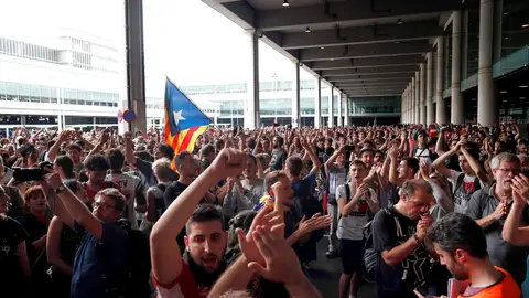 Miles de personas se concentraron este lunes en el aeropuerto de El Prat Miles de personas se concentraron este lunes en el aeropuerto de El Prat
