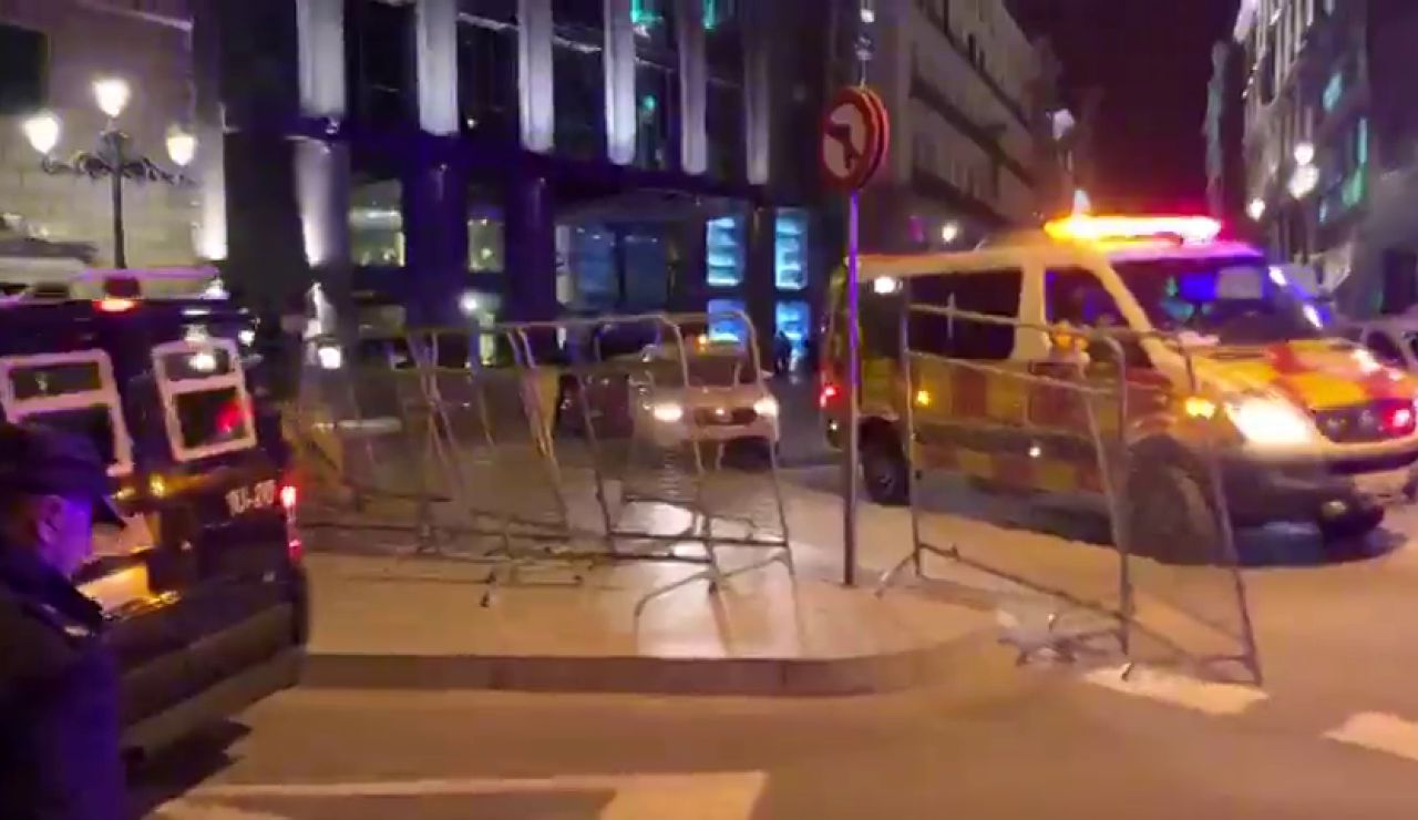 La Policía Nacional rodea con vallas el Congreso de los Diputados ante la llegada de un grupo de independentistas La Policía Nacional rodea con vallas el Congreso de los Diputados ante la llegada de un grupo de independentistas