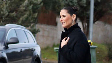 Una irreconocible y muy sexy Rosa López con el pelo muy largo y escotazo