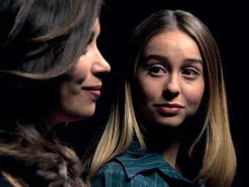 Luisita y Amelia se dicen adiós soñando un futuro juntas Luisita y Amelia se dicen adiós soñando un futuro juntas