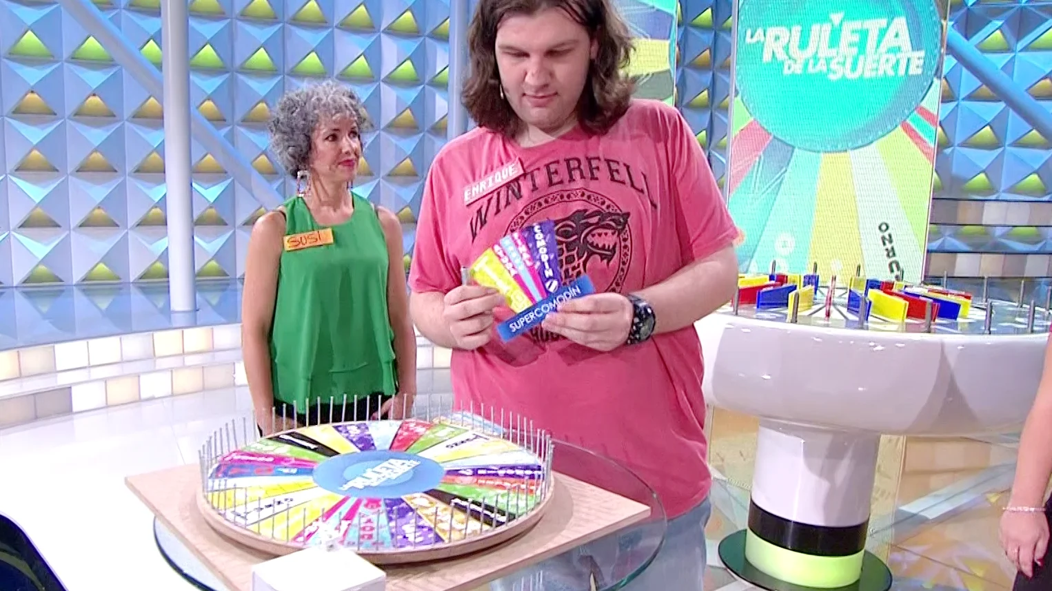"Una auténtica obra de arte", un concursante hace una copia idéntica de 'La ruleta de la suerte' "Una auténtica obra de arte", un concursante hace una copia idéntica de 'La ruleta de la suerte'