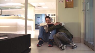 El doctor Goodwin se enfrenta a la muerte de un paciente: 
