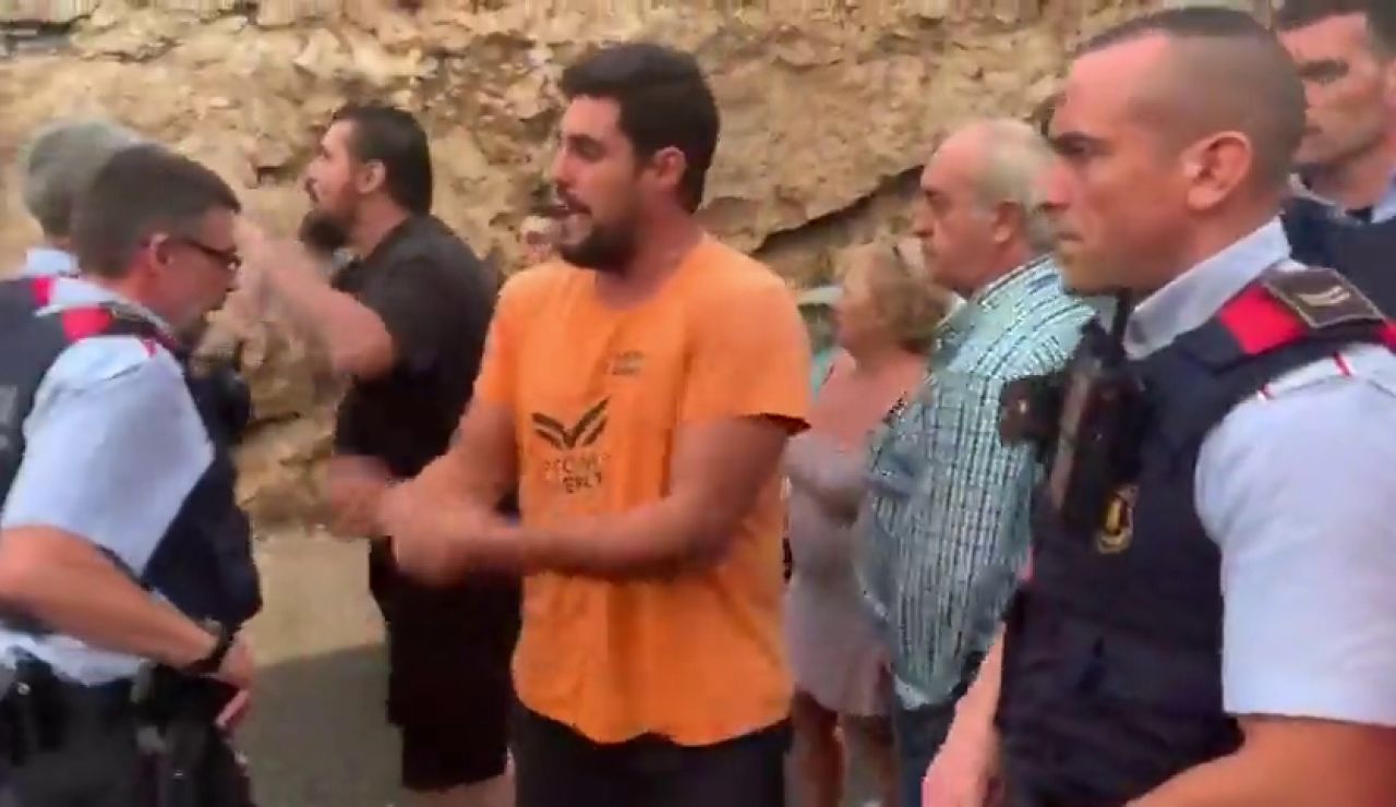 El vídeo del enfado de los conductores con los mossos por los cortes de tráfico: " A mi me quitas las llaves y a ellos no" El vídeo del enfado de los conductores con los mossos por los cortes de tráfico: " A mi me quitas las llaves y a ellos no"