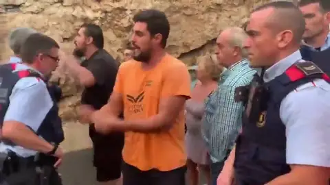 El vídeo del enfado de los conductores con los mossos por los cortes de tráfico: " A mi me quitas las llaves y a ellos no" El vídeo del enfado de los conductores con los mossos por los cortes de tráfico: " A mi me quitas las llaves y a ellos no"