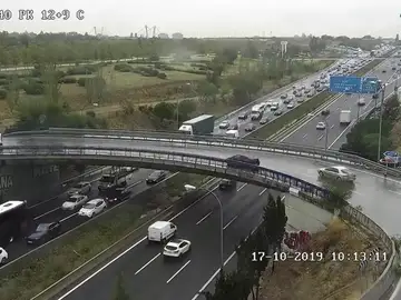 Colapso en Madrid por la lluvia y la huelga el día en el que Metro cumple 100 años Colapso en Madrid por la lluvia y la huelga el día en el que Metro cumple 100 años